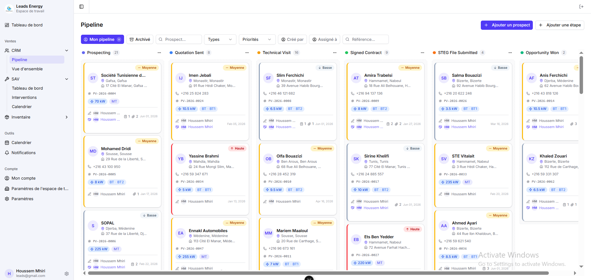 Pipeline CRM de Solis System : un tableau de deals en glisser-déposer où un installateur solaire fait avancer ses projets photovoltaïques d'une étape de vente à l'autre.